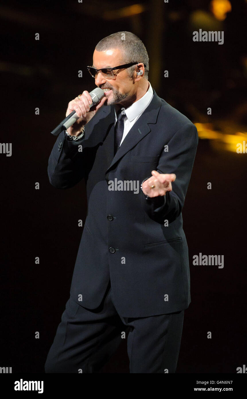 George Michael Symphonica Concerto per Elton John Aids Foundation - Londra  Foto stock - Alamy