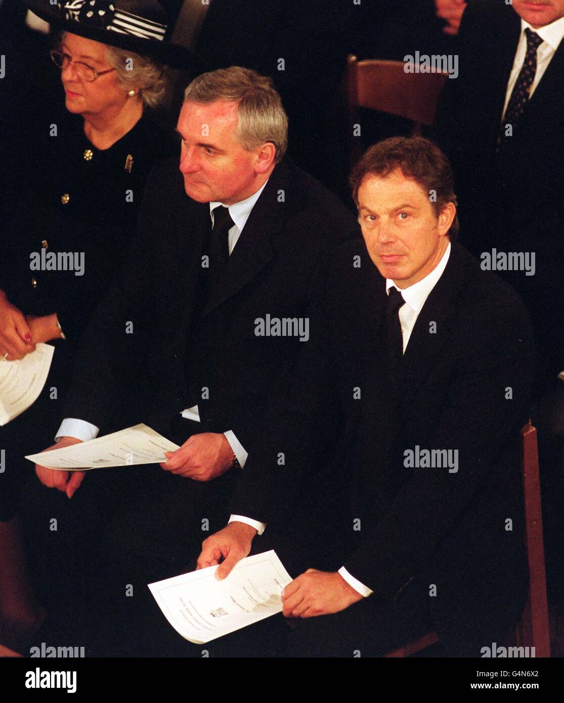 Il primo ministro britannico Tony Blair (a destra) e il primo ministro irlandese Bertie Aherne nella Cattedrale di Westminster per i funerali del Cardinale Basil Hume, capo della Chiesa cattolica romana in Inghilterra e Galles dal 1976. * il Cardinale Hume morì il 17 1999 giugno, due mesi dopo aver annunciato di essere stato affetto da cancro addominale inoperabile. In seguito, i due leader si aspettavano di volare a Belfast per discernere il processo di pace in Irlanda del Nord. Foto Stock