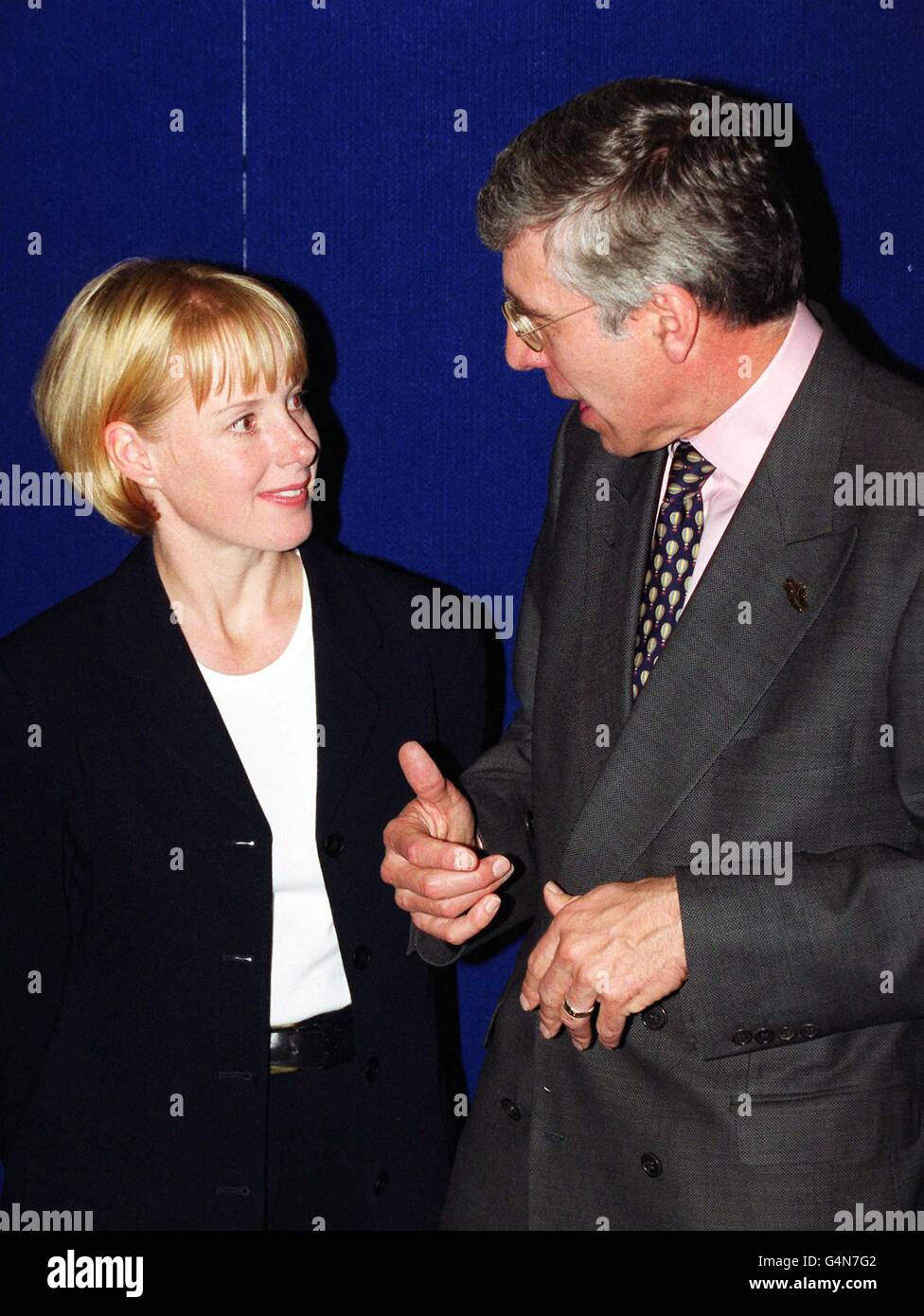 L'attrice di Coronation Street Sally Whittaker, vittima della violenza domestica da parte del suo ex-fidanzato Greg, parla con il segretario di casa Jack Straw al lancio nel St Thomas's Hospital di Londra oggi della campagna Living with Fear . * questo faceva parte della campagna dei governi britannici per ridurre il crimine contro le donne. MS Whittaker gioca a Sally Webster nel sapone a lunga durata. Foto Stock