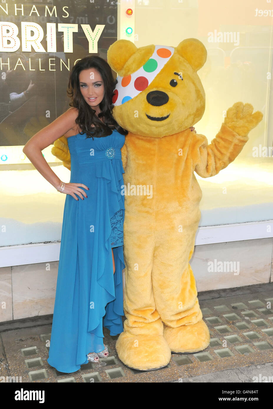 Tamara Ecclestone con Pudsey Bear durante una telefonata al di fuori del negozio Debenhams di Oxford Street, nel centro di Londra, per lanciare una collezione di moda creata per la BBC Children in Need Celebrity Style Challenge. Foto Stock