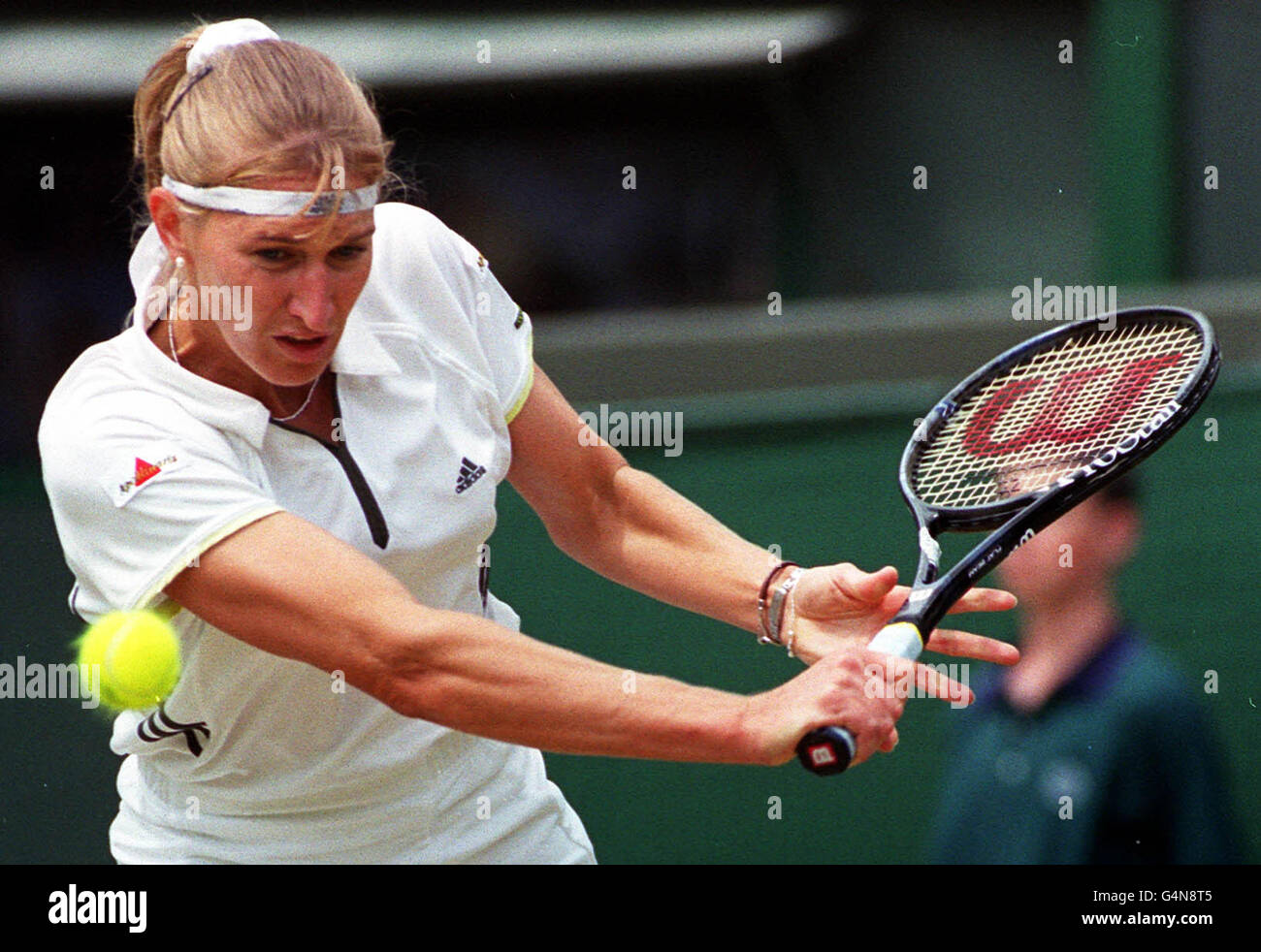 Nessun uso commerciale. La Germania Steffi Graf in azione durante il suo incontro semifinale contro Mirjana Lucic di Croazia a Wimbledon. Graf sconfisse Lucic 6-7, 6-4, 6-3 . 13/7/99: Graf annuncia che andrà in pensione alla fine della stagione 1999. Foto Stock