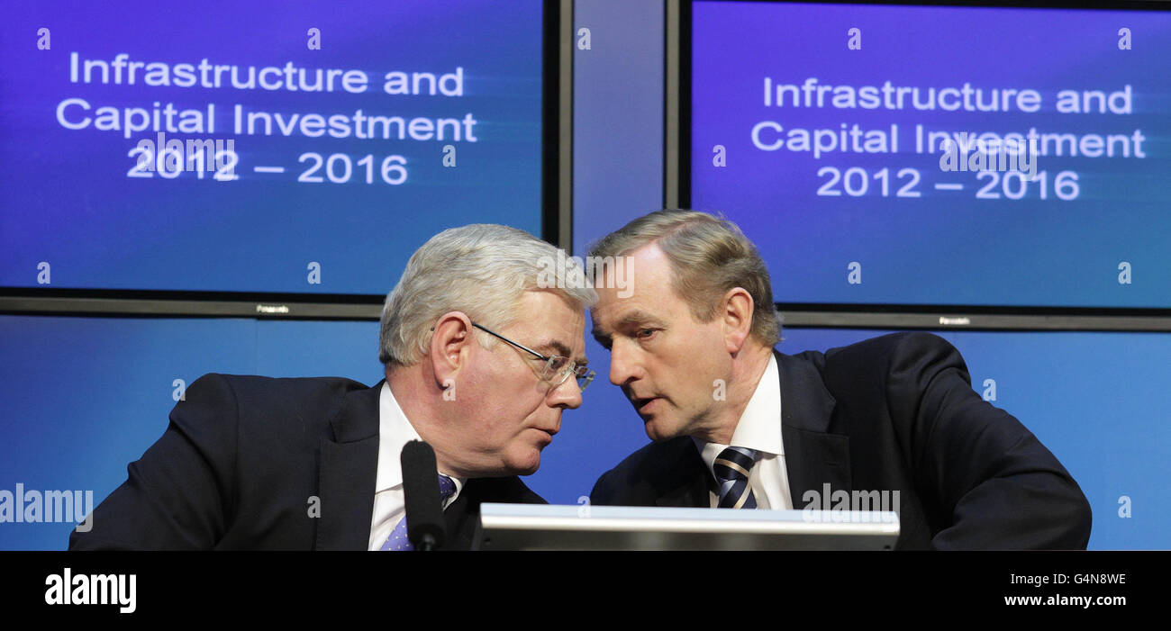 Tanaiste Eamon Gilmore (a sinistra) e Taoiseach Enda Kenny (a destra) nel corso di un briefing stampa sul programma dei governi per le infrastrutture e gli investimenti di capitale 2012/16 presso gli edifici governativi di Dublino. Foto Stock