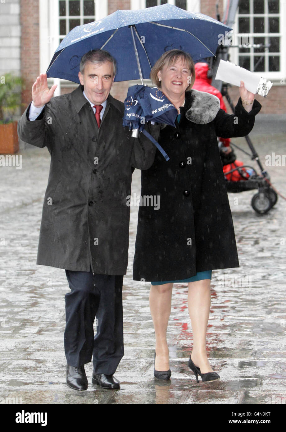 Fine Gael candidato presidenziale Gay Mitchell e moglie norma arriva al Castello di Dublino per la cerimonia di inaugurazione del presidente eletto Michael D Higgins come nono capo di stato irlandese oggi. PREMERE ASSOCIAZIONE. Data immagine: Venerdì 11 novembre 2011. Vedi la storia del PA presidente IRLANDESE. Il credito fotografico deve essere: Niall Carson/PA Wire Foto Stock