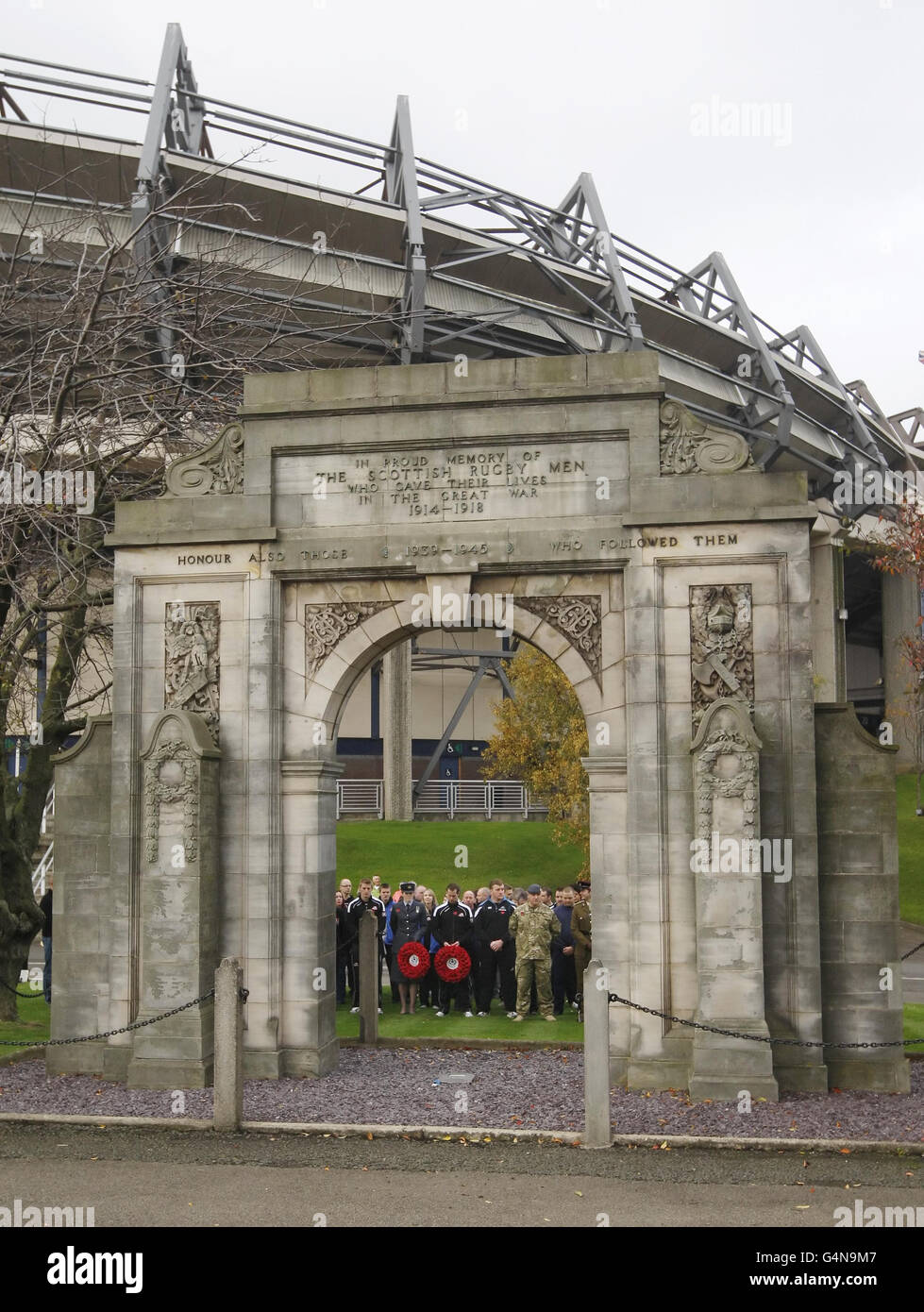 Vista generale di un raduno del giorno della memoria a cui hanno partecipato le truppe e i membri di servizio delle donne della Scozia durante il servizio di memoria al Memorial Arch, Murrayfield, Edimburgo. Foto Stock