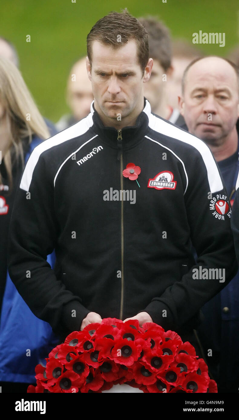 Durante il servizio di memoria presso il Memorial Arch, Murrayfield, Edimburgo, viene illustrato Chris Paterson, internazionale della Scozia. Foto Stock