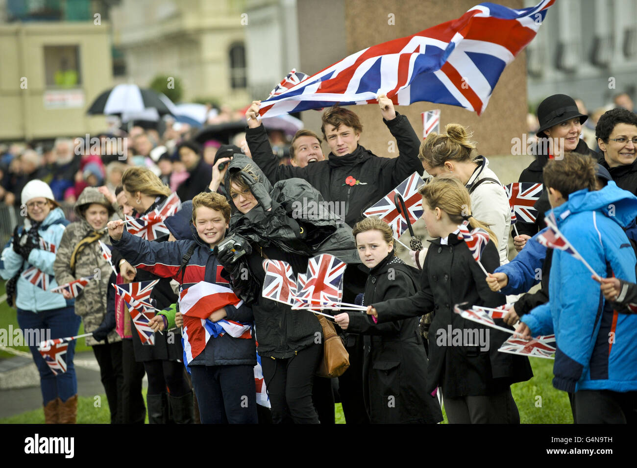 Folle di persone hanno ondulato bandiere di Unione a sostegno delle truppe alla parata di omaggi 3 Command Brigade e servizio Armistice a Plymouth Hoe. Foto Stock