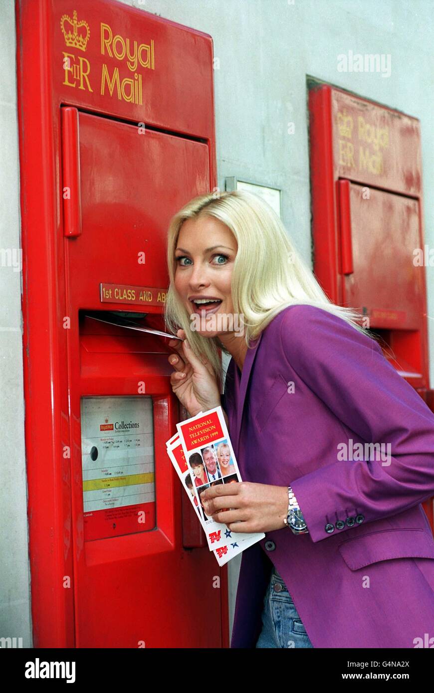 Model Caprice lancia il voto postale per i National Television Awards 1999 all'Ufficio postale Trafalgar Square di Londra. I moduli di voto saranno disponibili presso gli uffici postali a livello nazionale dal 6/7/99, consentendo al pubblico di esprimere la propria opinione. * l'evento con le stelle sarà trasmesso su ITV a ottobre. Nel 1998, più di mezzo milione di spettatori hanno votato per lo showdown televisivo britannico. Le 16 categorie ferocemente contestate determineranno le personalità e i programmi televisivi più amati della nazione, nell'unico evento di premiazione che è votato interamente dal popolo. Foto Stock