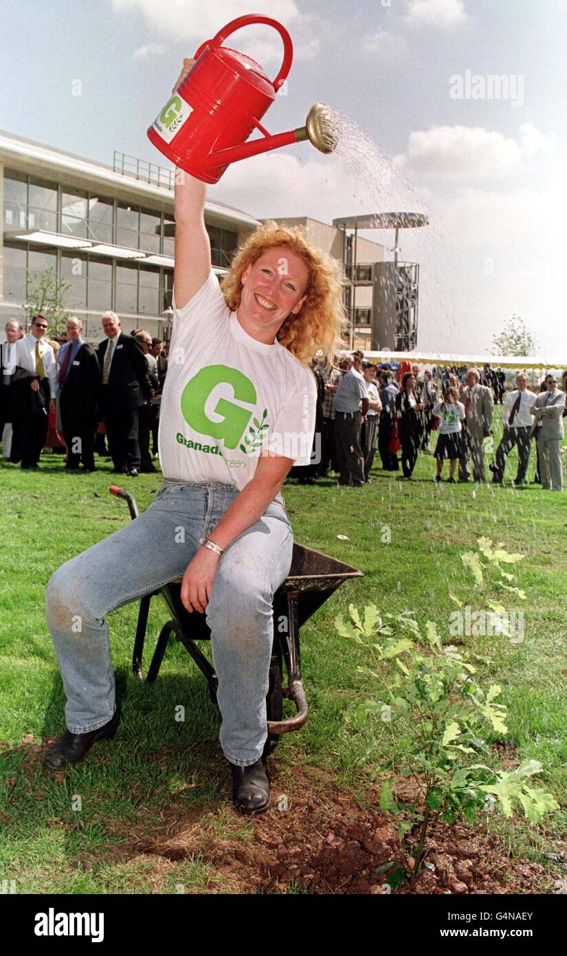 Il giardiniere della televisione charlie dimmock immagini e fotografie  stock ad alta risoluzione - Alamy