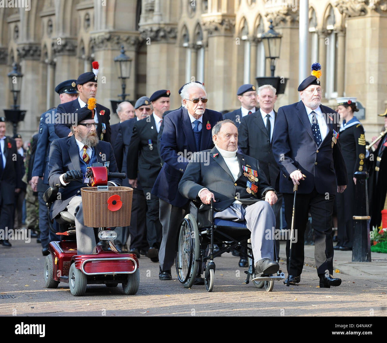 I veterani di guerra in una parata del giorno della memoria passano vicino alla Guildhall di Northampton. Foto Stock