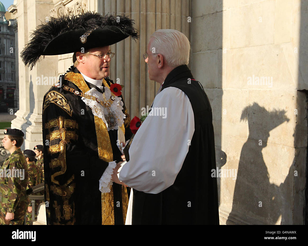 Un servizio di memoria alla Cattedrale di St Paul a Londra, quando il sindaco di Londra David Wootton (a sinistra) e il reverendo Michael Collough arrivano per il servizio. Foto Stock