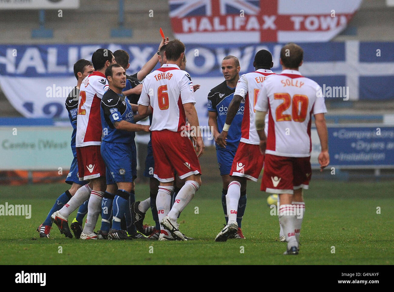 Danny Lowe (centro) del FC Halifax viene inviato durante la fa Cup, prima partita allo Shay Stadium di Halifax. Foto Stock