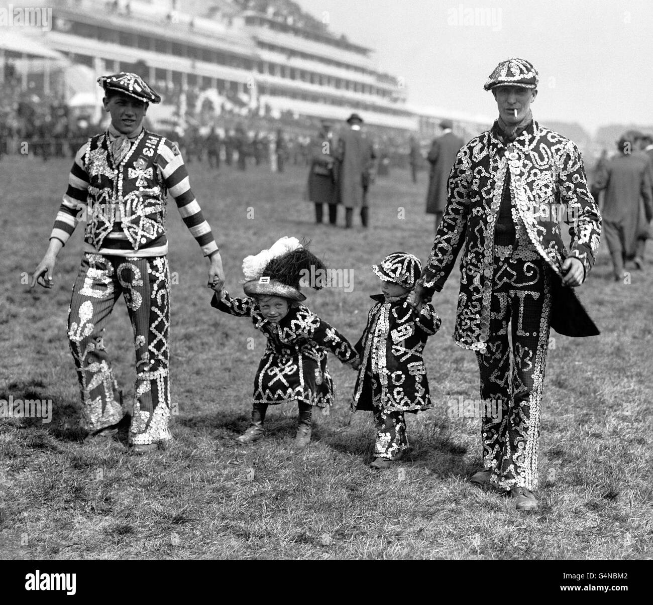 Corse ippiche - il Derby - Epsom - 1914. Il re Pearly di Hoxton accompagnato da un Principe Pearly e una Principessa Pearly sul campo al Derby. Foto Stock