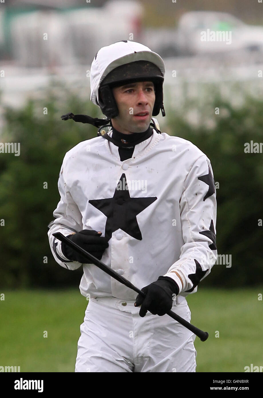 Jockey Tom Doyle dopo essere caduto dal suo cavallo Mahrajaan nel paddypower.com su Mobile handicap Chase al corso di corsa di Cheltenham. Foto Stock