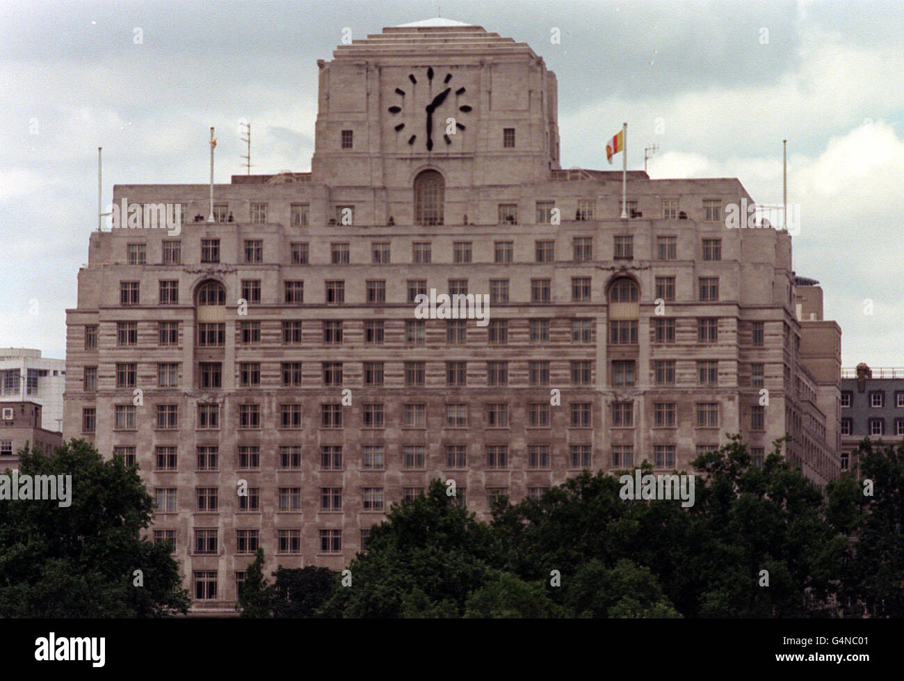 La Shell-Mex House, nello Strand di Londra, l'ex sede del colosso petrolifero anglo-olandese Shell, ha attirato molti offerenti dopo essere stata messa in vendita dai suoi proprietari all'inizio del 1999. Foto Stock