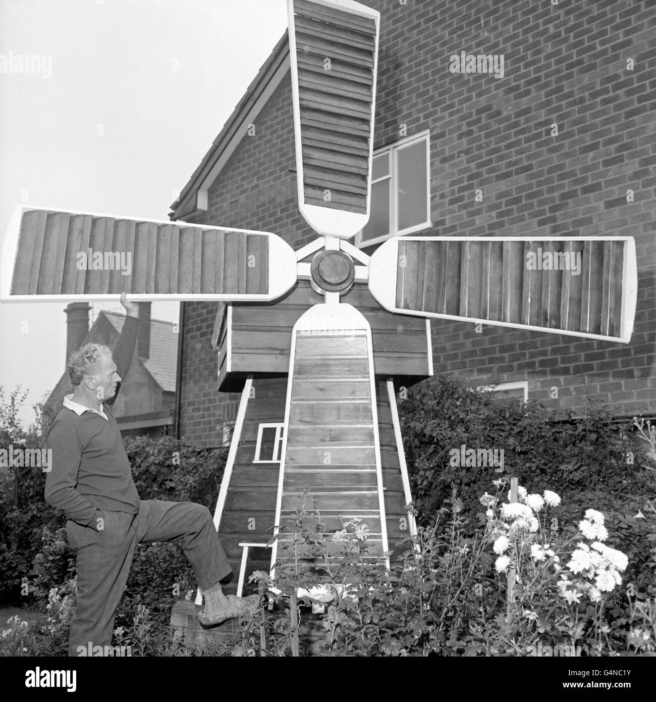 Dutchman Jack Bolhuis di Dutch Garden, Albion Street, Wall Heath, Staffordshire, è mostrato in questa foto con il suo mulino a vento ornamentale più grande del normale nel giardino della sua casa inglese. Il mulino a vento fu costruito per lui da un amico per ricordargli la sua altra casa, l'Olanda. Foto Stock