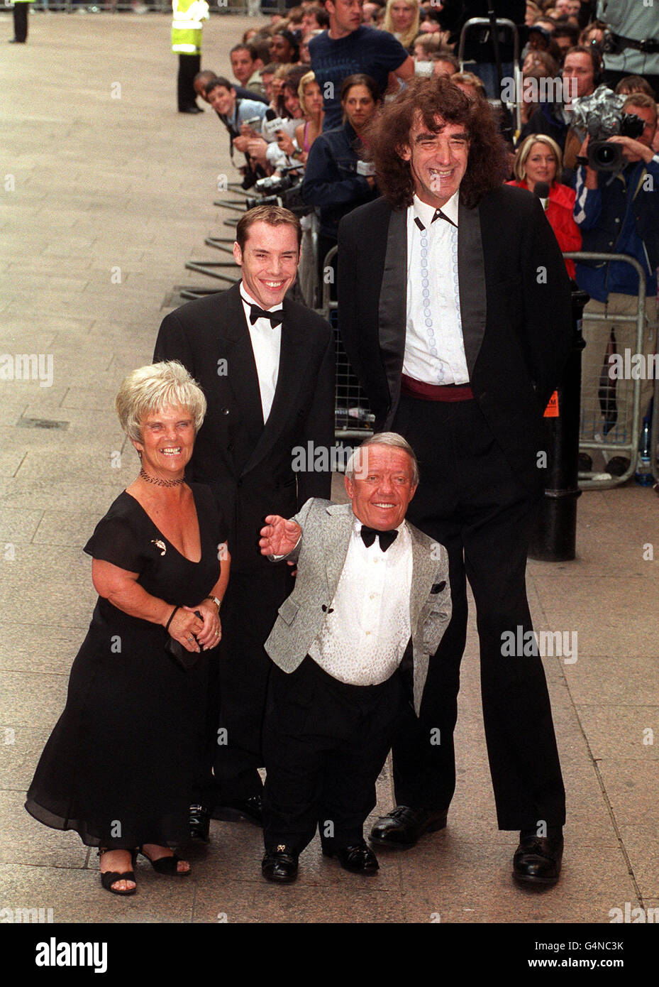 Peter Mayhew (in alto a destra), che gioca a Chewbacca, e Kenny Baker (in basso a destra), che gioca a R2D2, alla Royal Premiere of Star Wars: Episode 1, The Phantom Menace a Leicester Square, Londra. Foto Stock