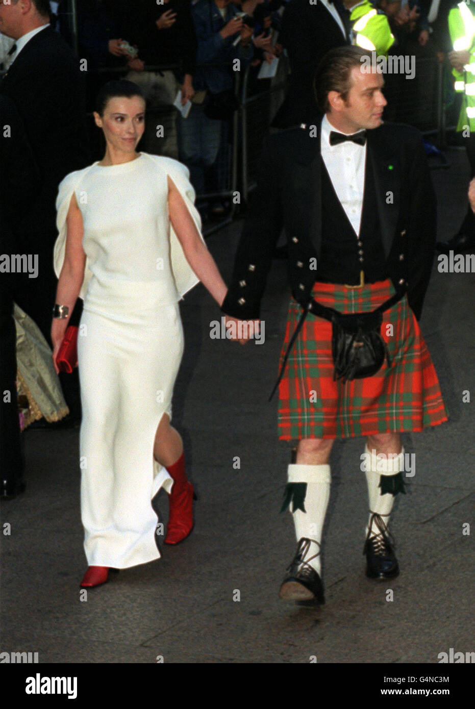 L'attore Ewan McGregor, che gioca a OBI-WAN Kenobi, e sua moglie Eve al Royal Premiere di 'Star Wars: Episode 1: The Phantom Menace' a Leicester Square, Londra. Foto Stock