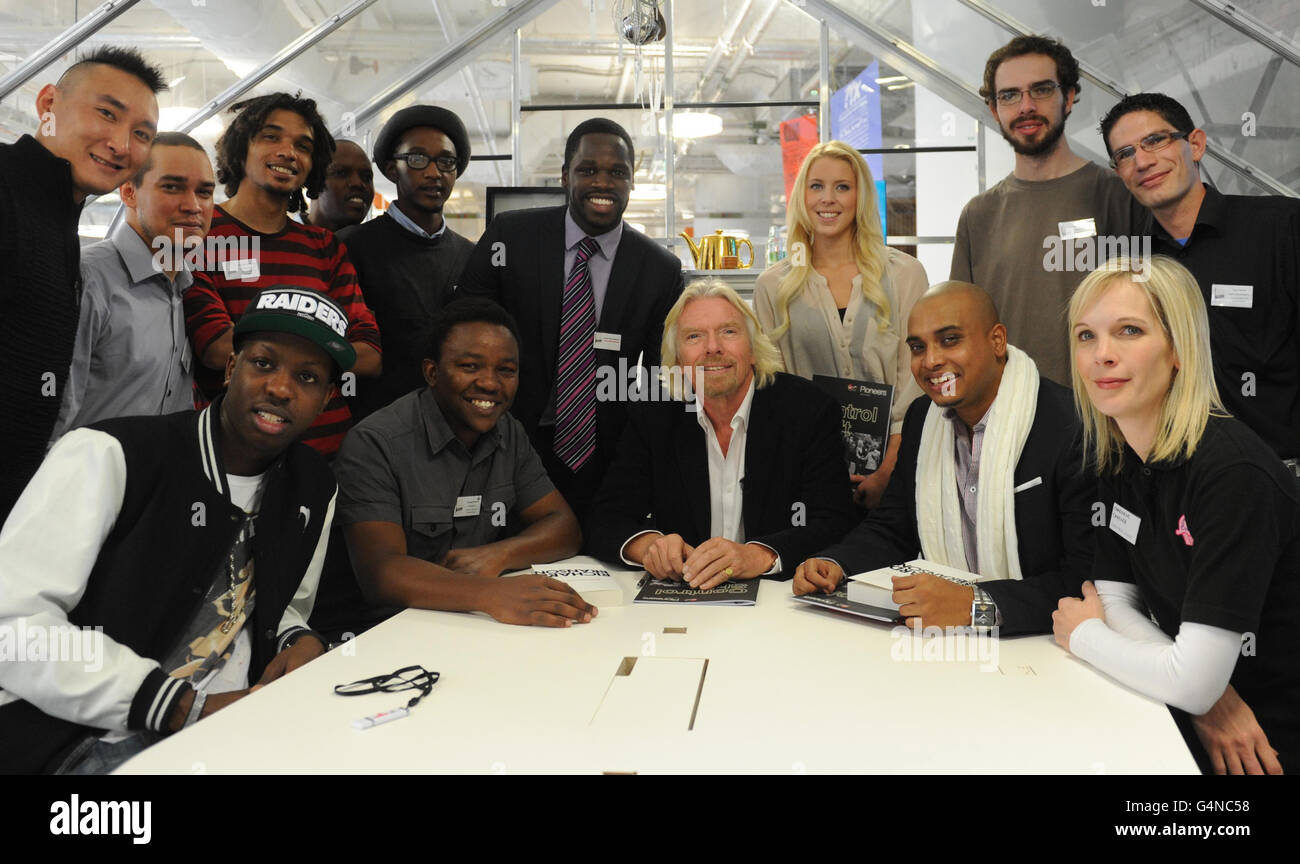 Sir Richard Branson al lancio del suo nuovo libro Screw Business As usual con giovani imprenditori tra cui Jamal Edwards, CEO di SBTV (front left), oggi a Londra. Foto Stock