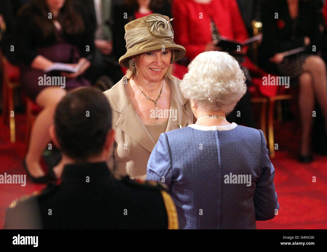 Barbara Rogers, di Greater Manchester, è stata costituita da un CBE della Regina Elisabetta II della Gran Bretagna durante una cerimonia di investitura a Buckingham Palace, Londra. Foto Stock