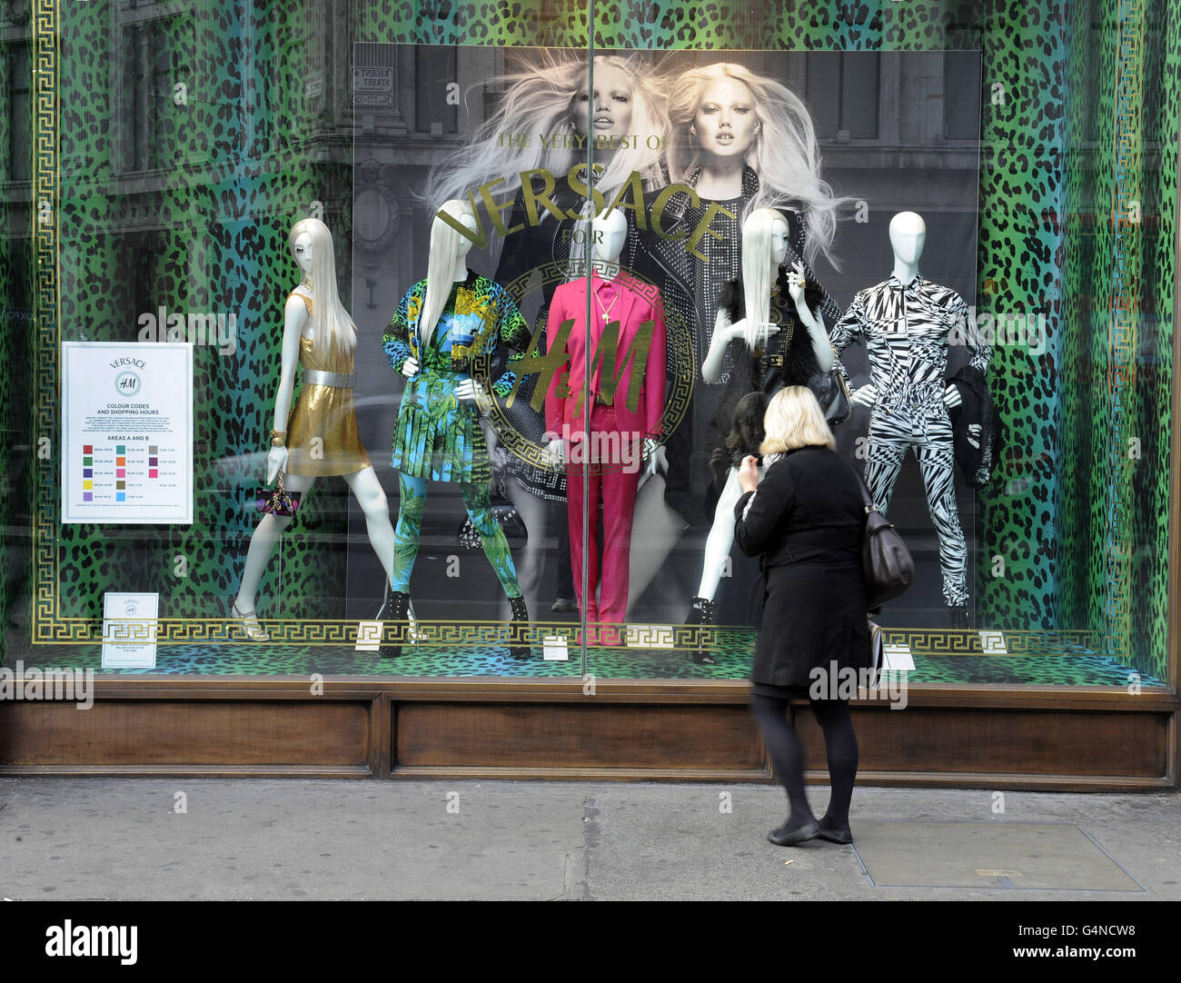 Il negozio H&M di Regent Street, Londra, propone abiti firmati Versace. Foto Stock