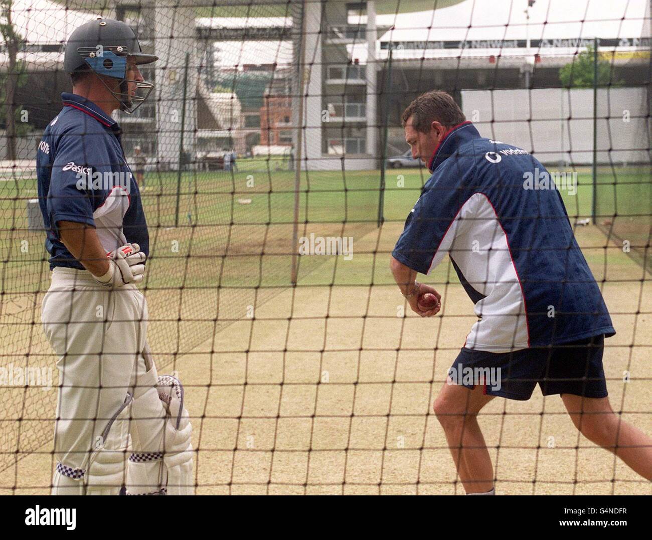 Graham Gooch (a destra) fornisce alcuni suggerimenti al capitano inglese Nasser Hussain, durante una sessione di allenamento a Lord's, prima del 2° Test contro la Nuova Zelanda. Foto Stock