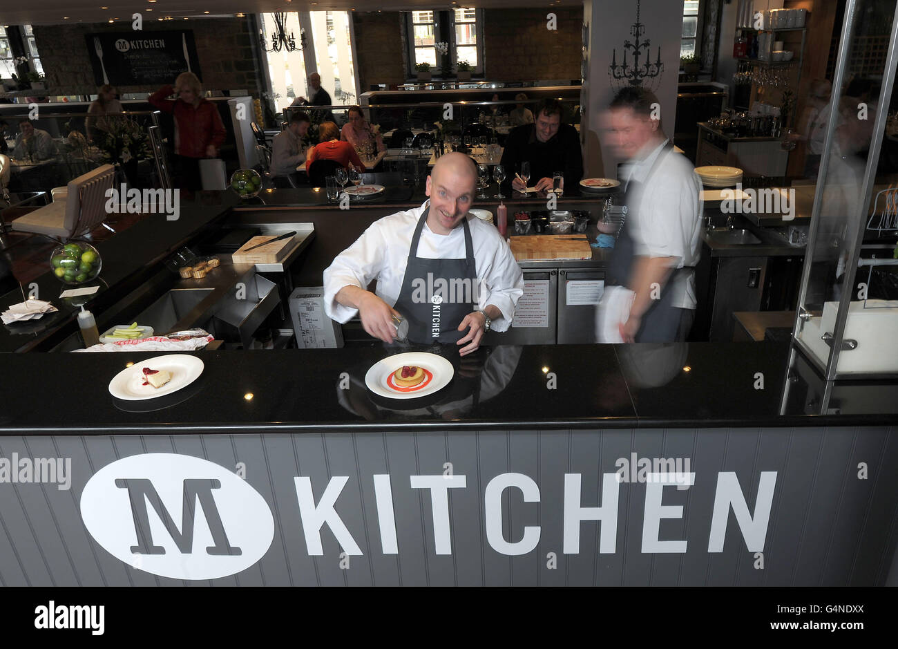 M Kitchen Head Chef Robert Craggs prepara un deserto al ristorante temporaneo di Granary Wharf, Leeds. Foto Stock