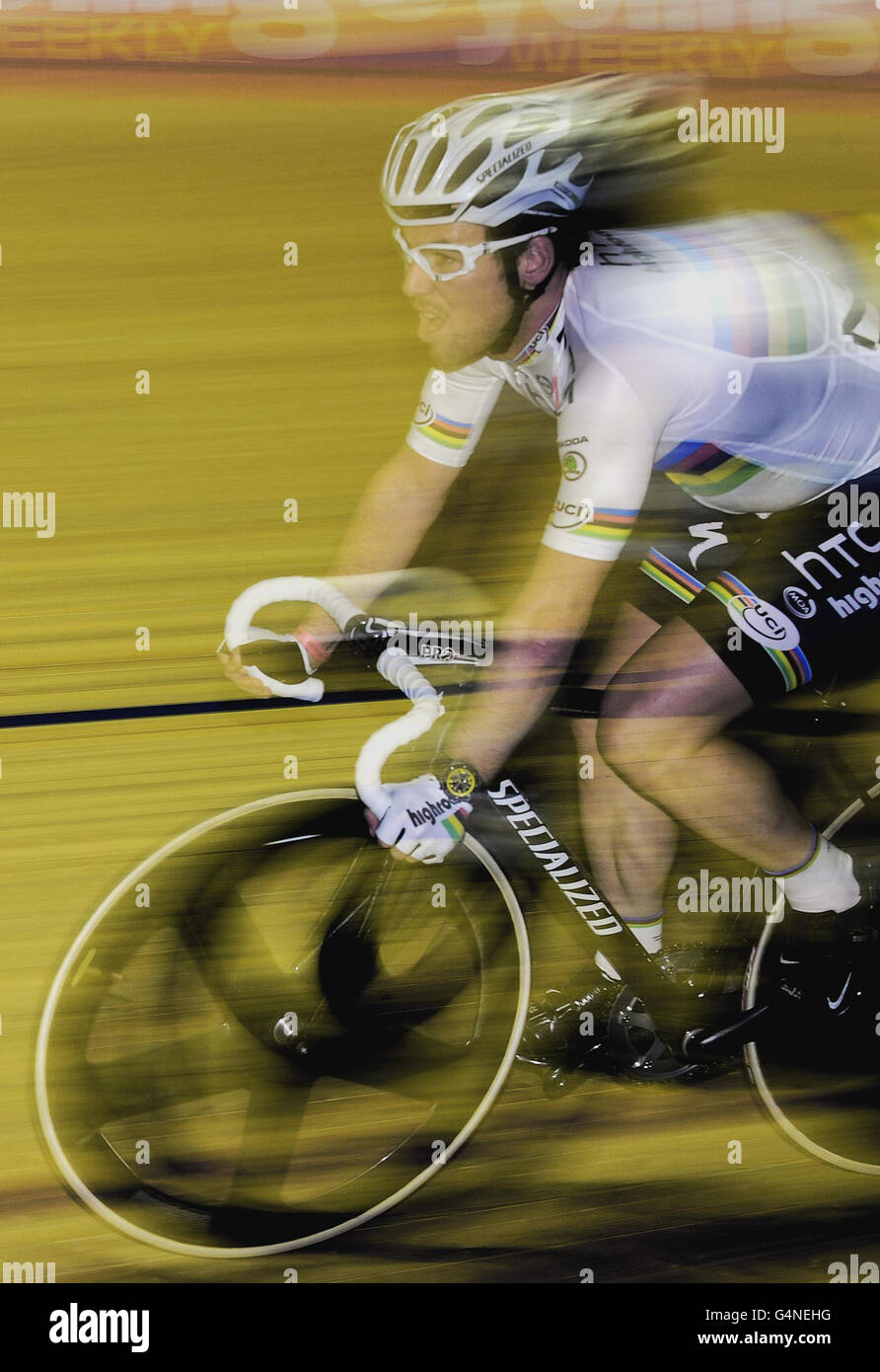 Mark Cavendish, campione della World Road Race che indossa la sua maglia arcobaleno, corre nella gara di Motor Paced durante la rivoluzione ciclistica al Manchester Velodrome, Manchester. Foto Stock