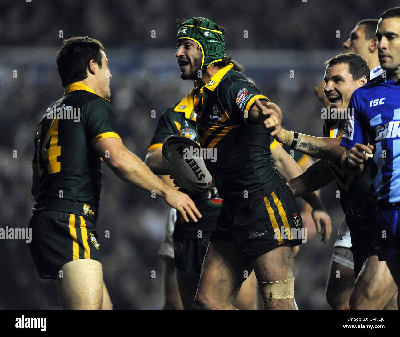 Rugby League - quattro Nazioni - finale - Inghilterra / Australia - Elland Road. L'australiano Johnathan Thurston celebra la sua prova con Cooper Cronk (a sinistra) durante la partita finale delle quattro Nazioni a Elland Road, Leeds. Foto Stock