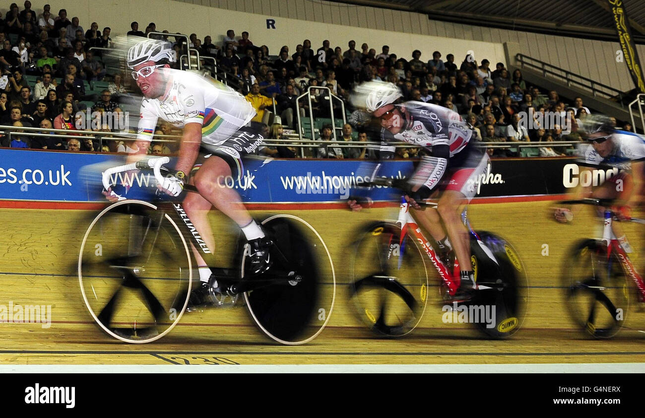 Mark Cavendish, campione del mondo della corsa su strada, indossando la sua maglia Rainbow, porta alla linea per vincere la gara di Scratch durante la Rivoluzione ciclistica al velodromo di Manchester, Manchester. Foto Stock