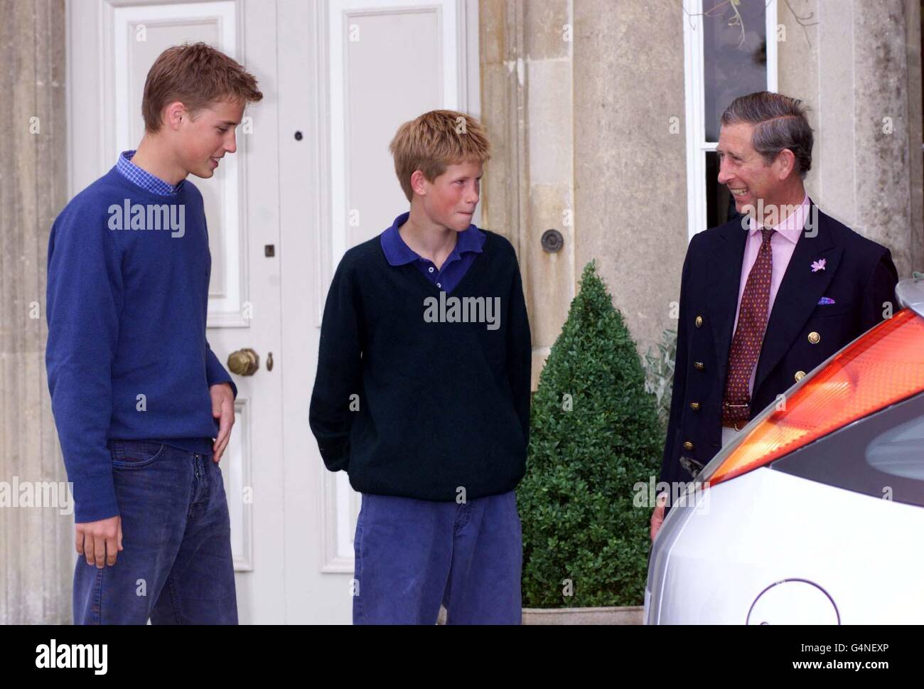 Il Principe di Galles affiancato dai suoi figli principi William (a sinistra) e Harry durante una fotocall nella casa di campagna del Principe Carlo, Highgrove Estate in Gloucestershire, all'inizio delle due vacanze estive dei giovani principi. Prima Principe William, 17, arrivò per la fotocellula a una ruota di un'auto in cui imparò a guidare. Foto Stock
