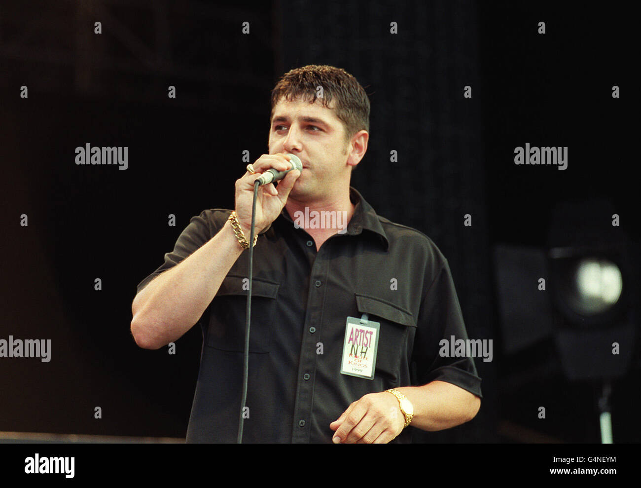 Franny Griffith della band indie Space sul palco dell'Hyde Park di Londra dove stavano sostenendo Bryan Adams. Foto Stock