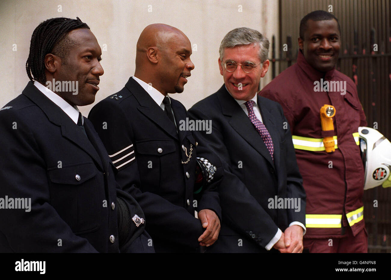 Il segretario di casa Jack Straw (2° a destra) con l'ufficiale della polizia Sgt George Rhoden (2° a sinistra), l'ufficiale del carcere Everton Robinson (a sinistra) e l'Asst. Responsabile del fuoco della divisione Mark Carr (a destra) fuori dall'ufficio domestico a Londra . * l'ufficio di casa annuncerà i dati reali per il reclutamento da gruppi etnici per polizia, vigili del fuoco, immigrazione e servizi di indagine e personale dell'ufficio di casa. Foto Stock