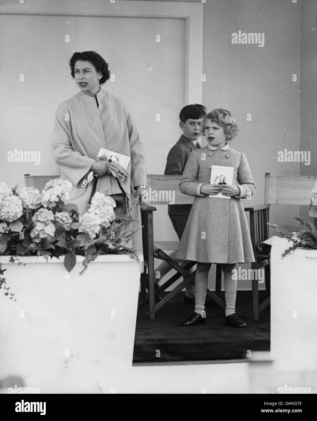 La regina Elisabetta II con la principessa Anna e il principe Carlo al Windsor Great Park per vedere il duca di Edimburgo giocare polo per le guardie gallesi. Foto Stock