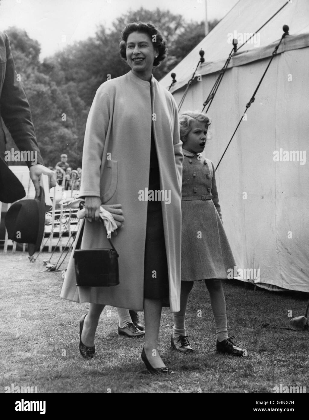 La regina Elisabetta II e la principessa Anna al Windsor Great Park per vedere il duca di Edimburgo giocare polo per le Guardie gallesi. Foto Stock