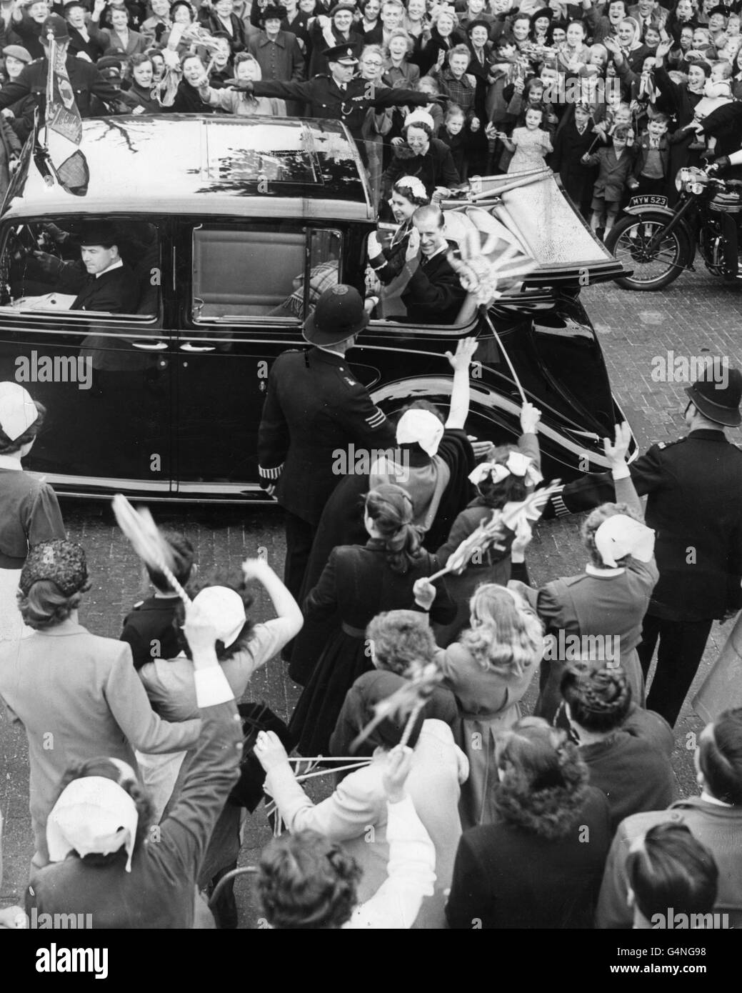 I bambini e i pazienti del Princess Louise Hospital, St. Quintin Avenue, Kensington, si sono arenati e si sono acclamati dal marciapiede quando la Regina e il Duca di Edimburgo hanno passato l'ospedale durante il loro viaggio verso Londra nord-ovest. Foto Stock