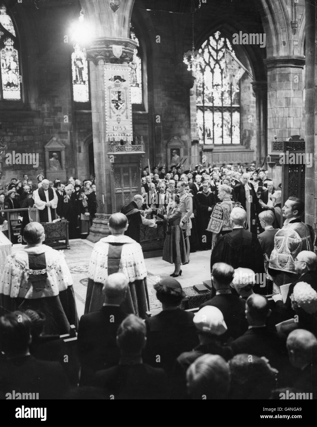 La Regina Elisabetta II riceve la Spada di Stato dal Dr. Charles Warr, Decano del Thistle, nella Cattedrale di St. Giles, Edimburgo, durante il Servizio Nazionale Scozzese di Ringraziamento e dedizione. La Corona dei Gioielli della Corona Scozzese è andata in processione per la prima volta dal 1822. Il Duca di Edimburgo, in uniforme di Field Marshall, è visto dietro la Regina. Foto Stock