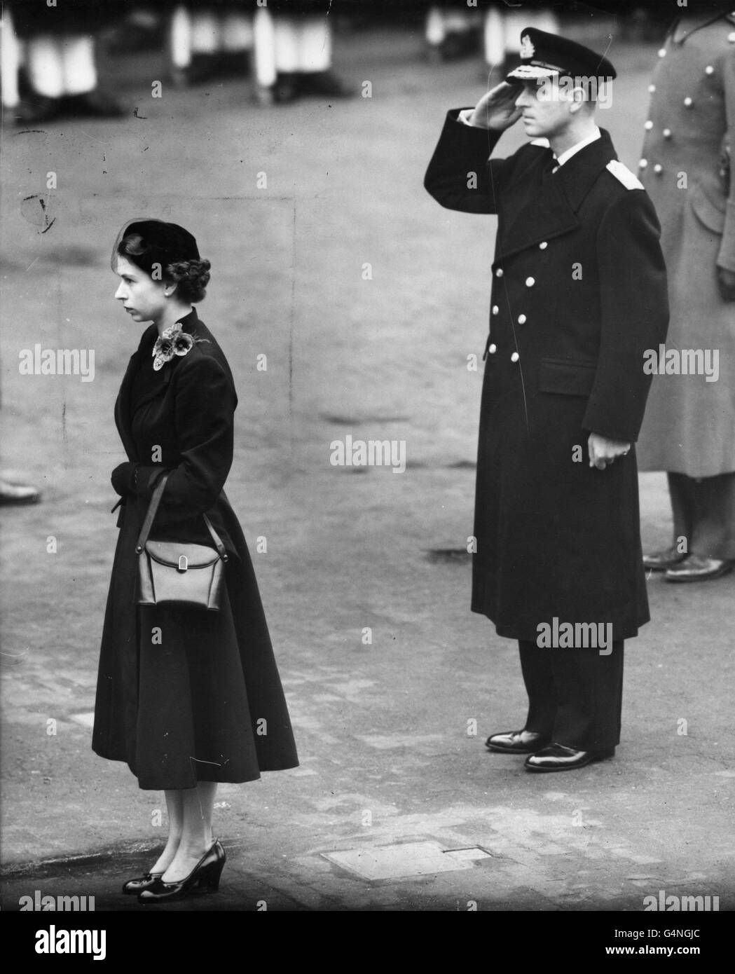 La regina Elisabetta II si erge in silenzio e il duca di Edimburgo saluta in tributo ai morti di due guerre mondiali durante la domenica della memoria al Cenotafe di Whitehall, Londra Foto Stock