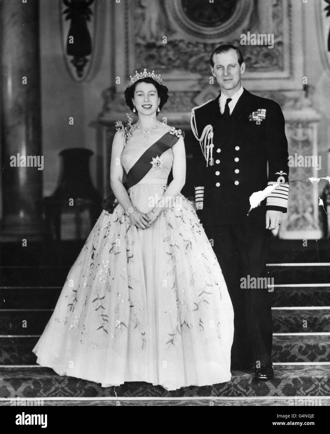 Regina Elisabetta II e il Duca di Edimburgo nella Grand Entrance a Buckingham Palace, in una fotografia del comando reale, scattata da Baron. Il duca indossa l'uniforme dell'Ammiraglio della flotta Foto Stock