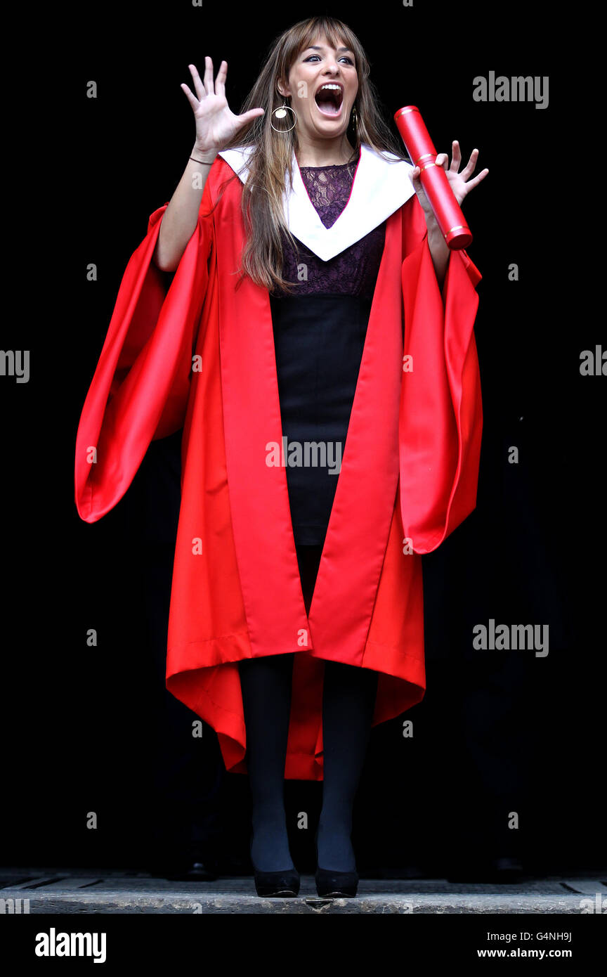 Nicola Benedetti, star della musica classica, dopo aver ricevuto un dottore di musica dall'Università di Edimburgo in una cerimonia nella McEwan Hall di Edimburgo. Foto Stock