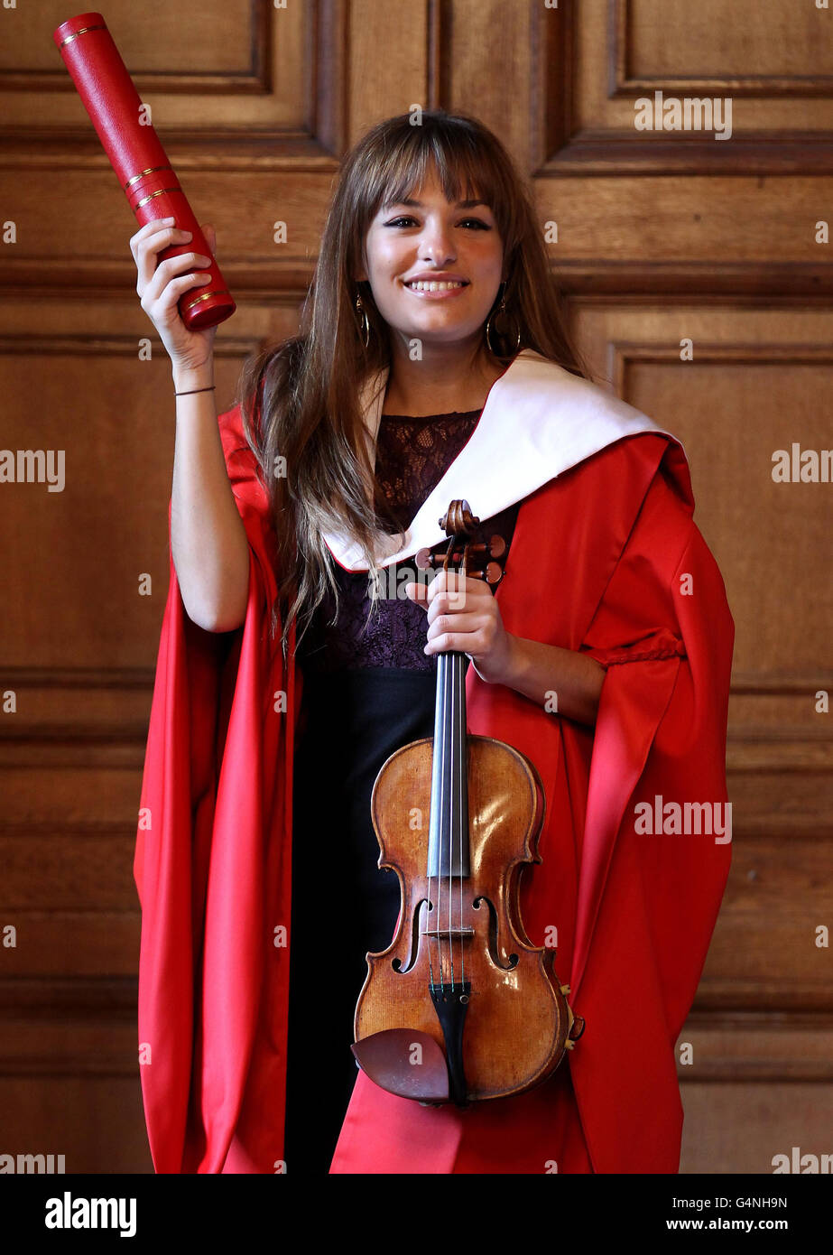Nicola Benedetti, star della musica classica, dopo aver ricevuto un dottore di musica dall'Università di Edimburgo in una cerimonia nella McEwan Hall di Edimburgo. Foto Stock