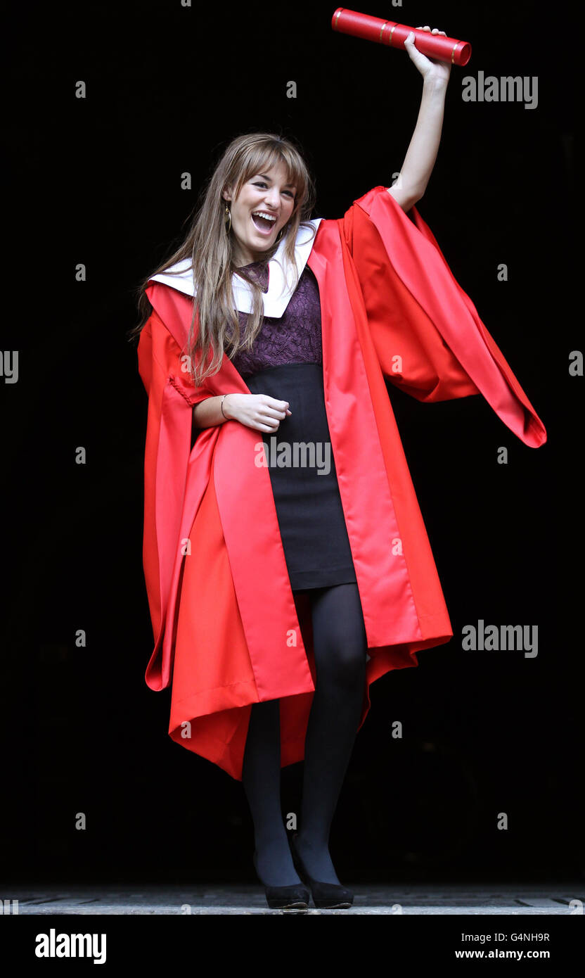 Nicola Benedetti, star della musica classica, dopo aver ricevuto un dottore di musica dall'Università di Edimburgo in una cerimonia nella McEwan Hall di Edimburgo. Foto Stock