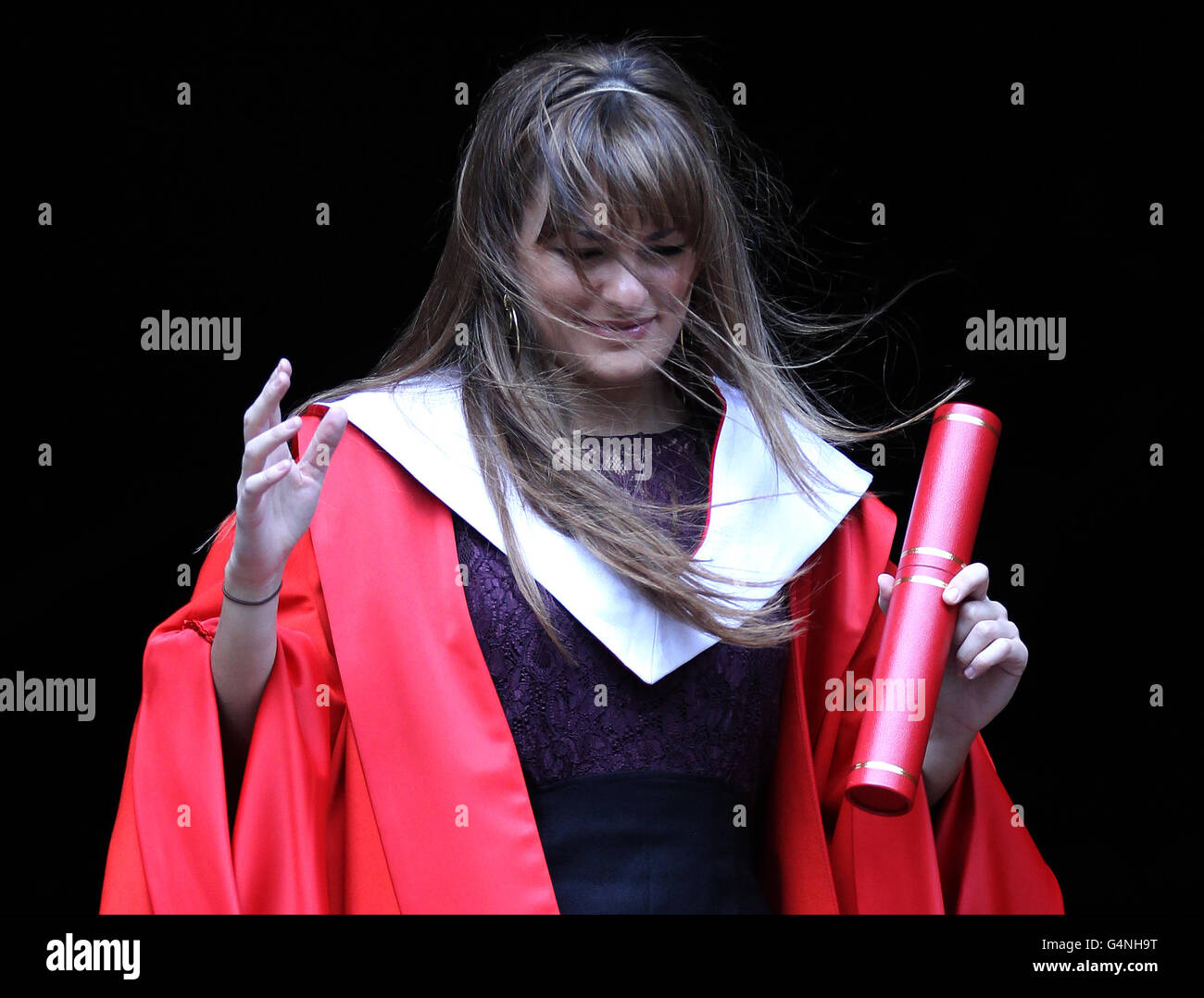 Nicola Benedetti, star della musica classica, dopo aver ricevuto un dottore di musica dall'Università di Edimburgo in una cerimonia nella McEwan Hall di Edimburgo. Foto Stock