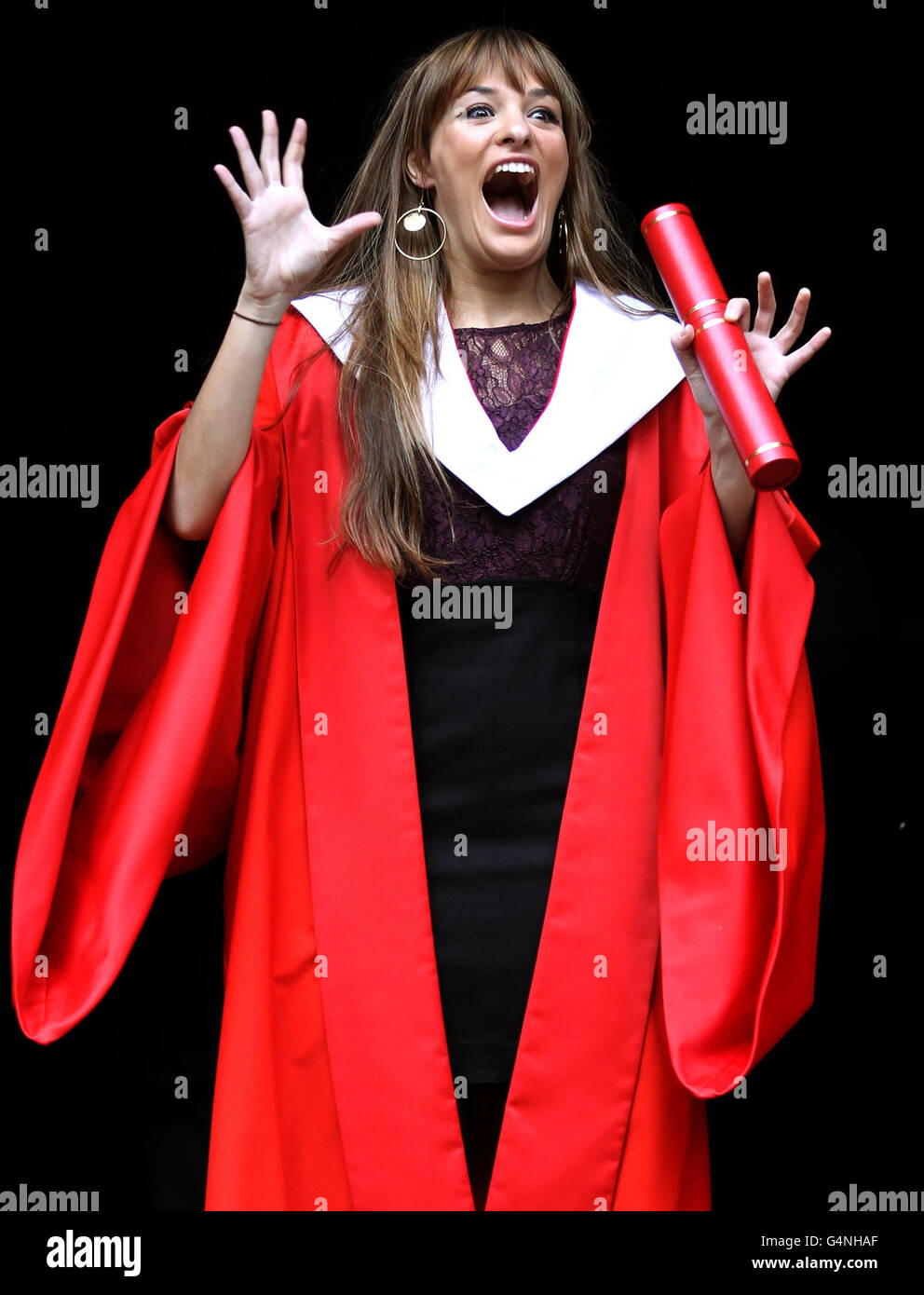 Nicola Benedetti, star della musica classica, dopo aver ricevuto un dottore di musica dall'Università di Edimburgo in una cerimonia nella McEwan Hall di Edimburgo. Foto Stock
