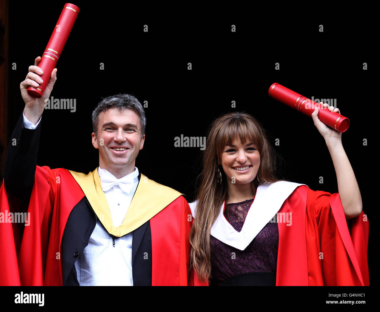 Nicola Benedetti, star della musica classica, e lo Chef dell'anno Martin Wishart dell'AA Chefs dopo aver ricevuto i dottorati onorari dall'Università di Edimburgo in una cerimonia nella McEwan Hall di Edimburgo. Foto Stock