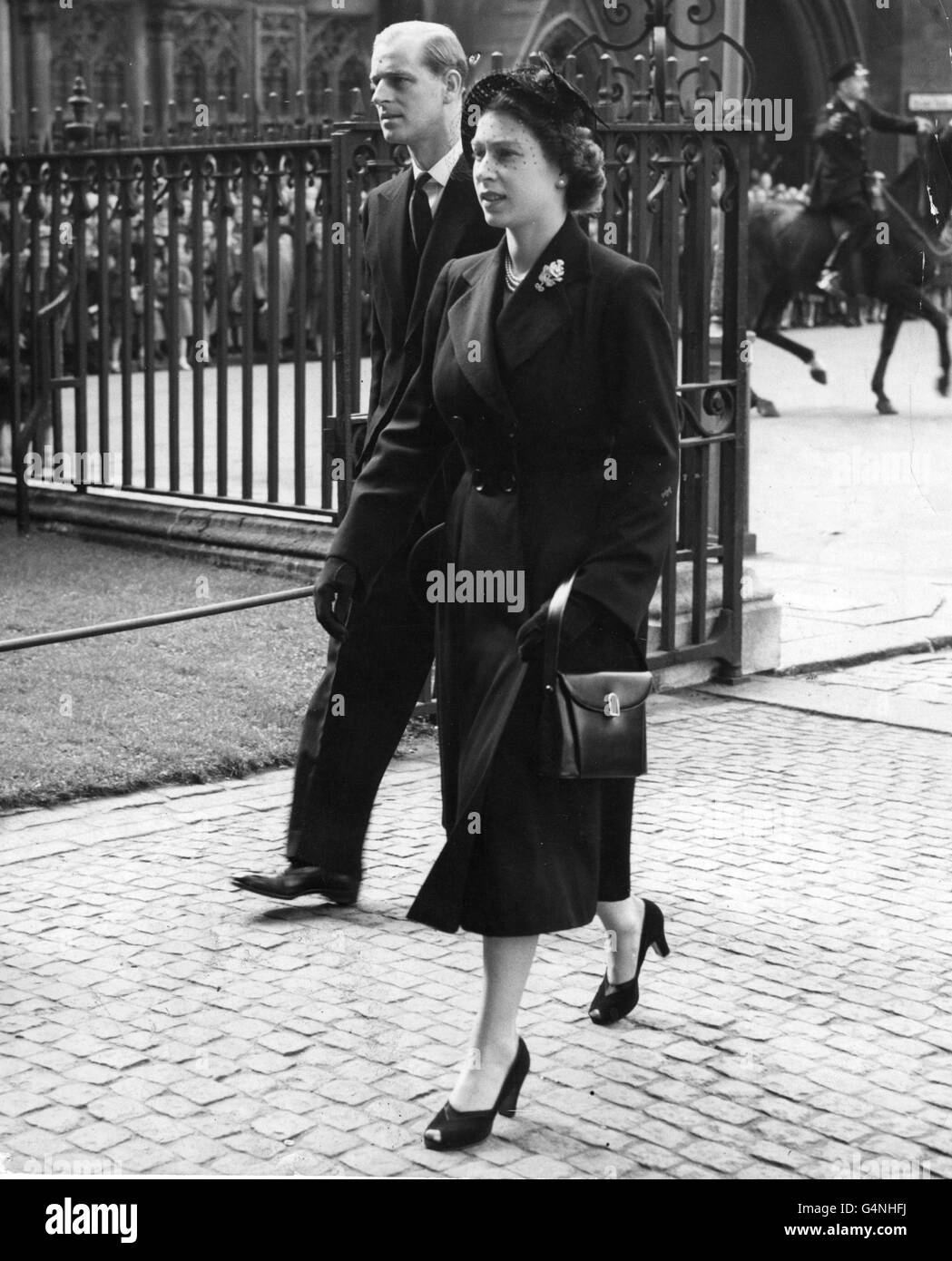 La regina Elisabetta II, accompagnata dal duca di Edimburgo, arriva all'abbazia di Westminster per partecipare alla tradizionale cerimonia del giovedì di Maundy, il suo primo impegno pubblico dall'inizio del suo regno. Foto Stock