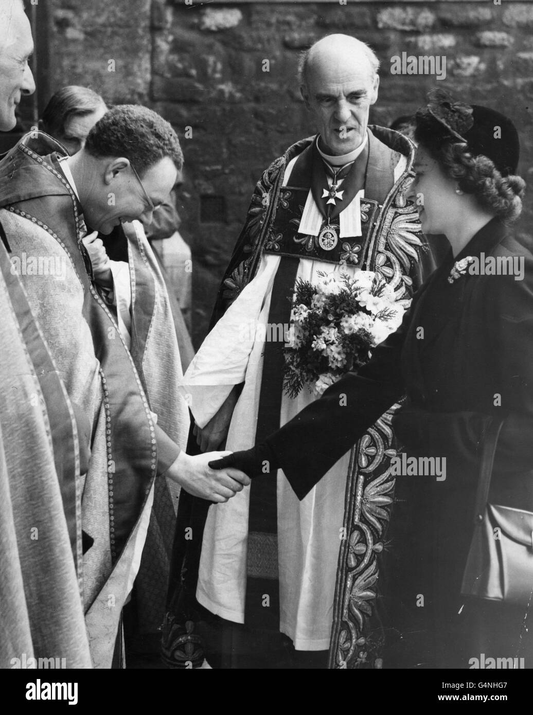 La Regina Elisabetta II viene salutata dai membri del Clero al suo arrivo all'Abbazia di Westminster per partecipare alla tradizionale cerimonia del Giovedì di Maundy, il suo primo impegno pubblico dall'inizio del suo regno. Il centro è il Dr. Alan Don, Decano di Westminster. Foto Stock