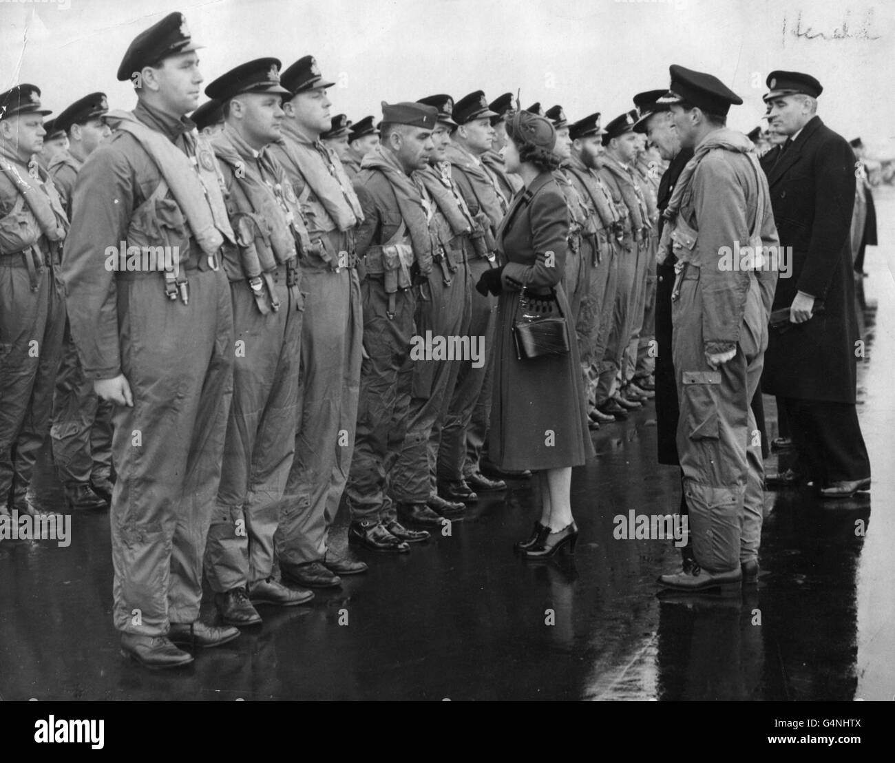 La regina Elisabetta II ispeziona i piloti della Royal Navy durante la sua prima visita ad una struttura navale dalla sua adesione, quando visitò il comando aereo domestico della Royal Navy. Foto Stock