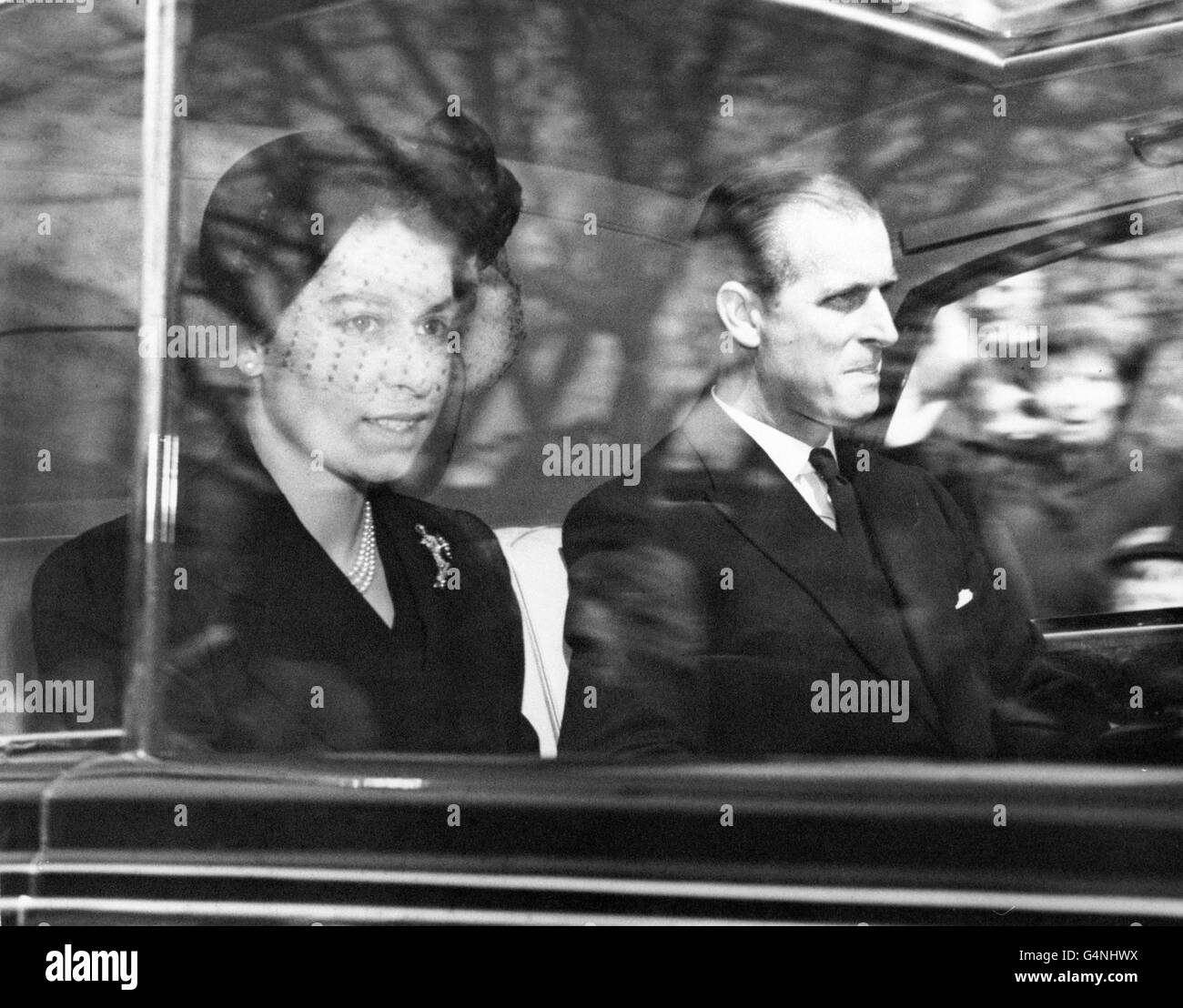 La regina Elisabetta II e il duca di Edimburgo guidano da Clarence House, Londra, sulla sua strada per l'Abbazia di Westminster per il suo primo impegno pubblico dall'inizio del suo regno. Foto Stock