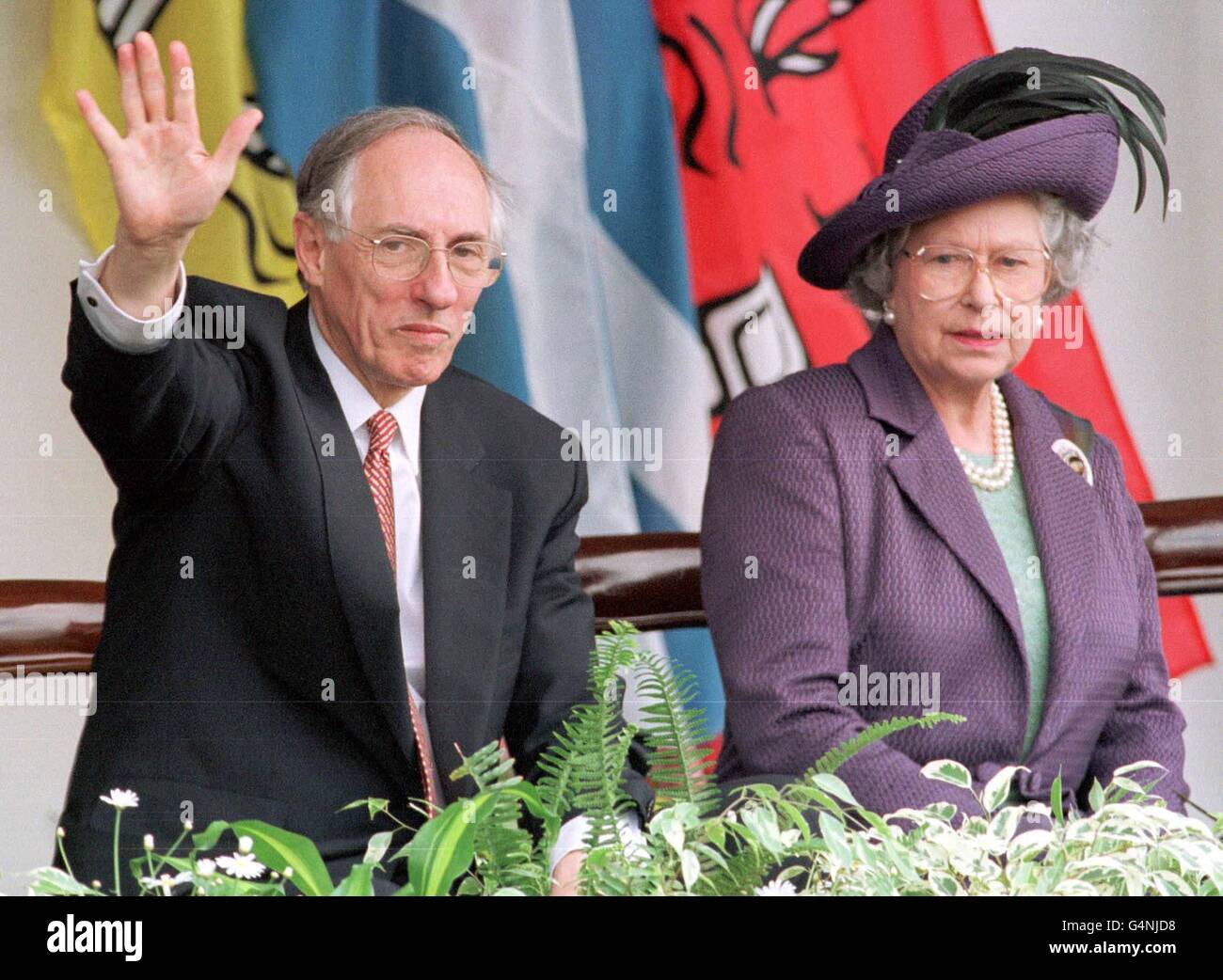 La regina e il primo ministro scozzese Donald Dewar MSP guardano le sfilate delle Dias reali dopo l'apertura ufficiale del Parlamento scozzese. Foto Stock