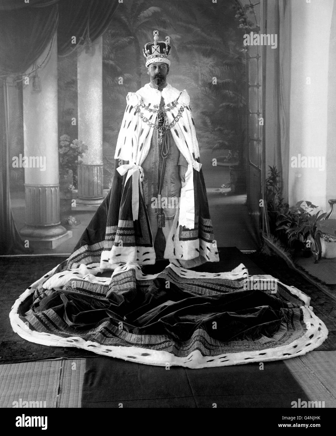 Re George V pone nelle vesti di coronazione per il Durbar di Delhi del dicembre 1911. Il re sarà proclamato imperatore d'India e fonderà Nuova Delhi come la nuova capitale dell'India britannica per sostituire Calcutta. Foto Stock